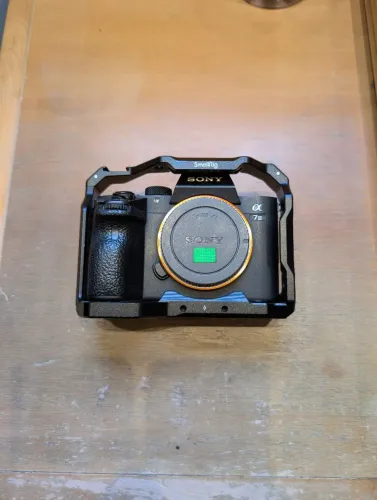 Sony A7III (corpo) com cage SmallRig