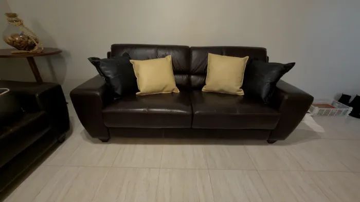 Sofá em couro de 2 e 3 lugares