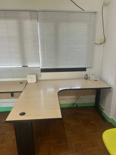 Duas mesa de escritório em L semi nova 