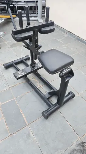 Equipamento panturrilha sentada academia