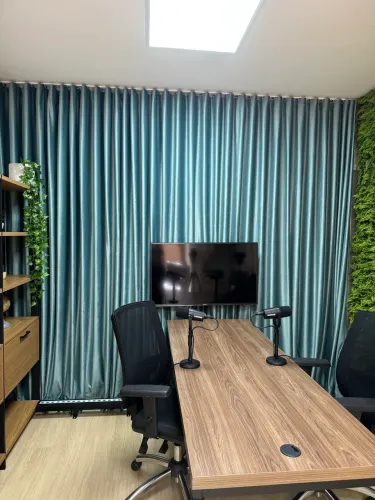 Cortinas para Cenário de Podcast - Semi-novas