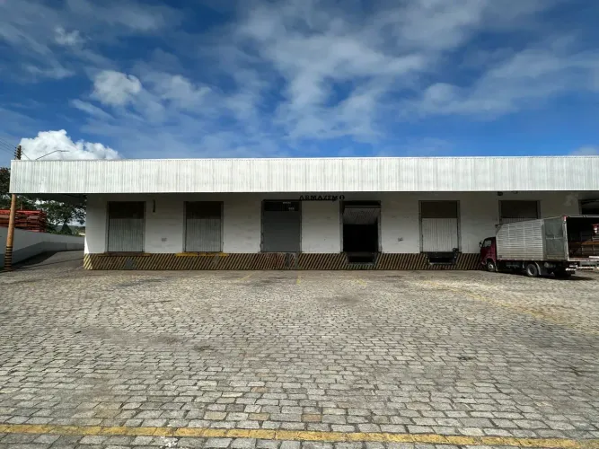Galpão com área total de 1265m² com 04 docas em Viana