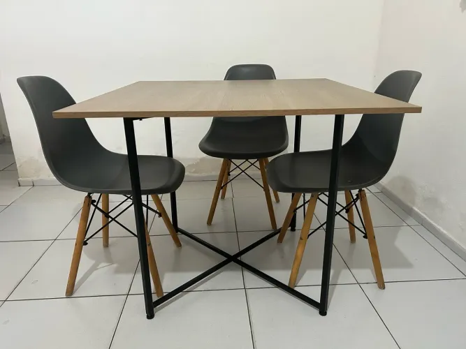 Mesa 4 lugares - Tampo de MDF com suporte de aço.