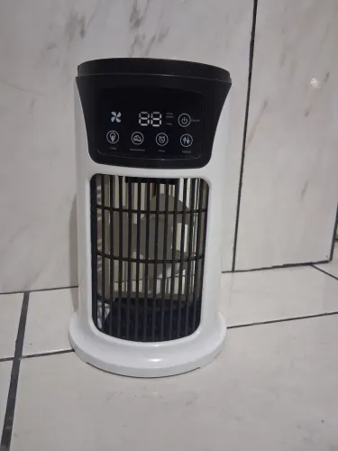 Mini ventilador 127V tem 25 cm de altura redondo 13 cm