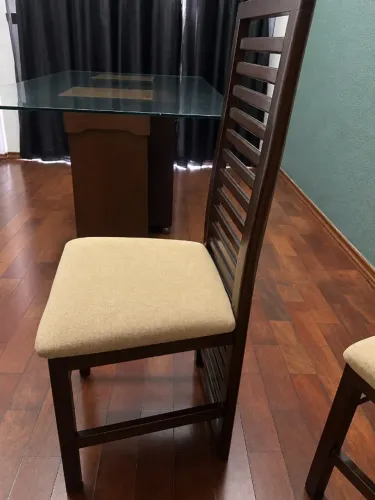 mesa de vidro temperado+ cadeira estofada de madeira maciça