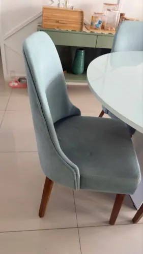 4 cadeiras e mesa de jantar de graça