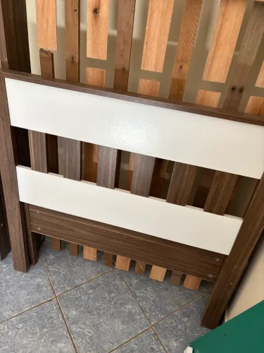 Cama de madeira - grade reforçada - semi nova
