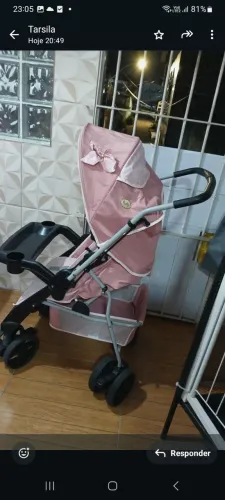 Carrinho para bebê na cor rosa