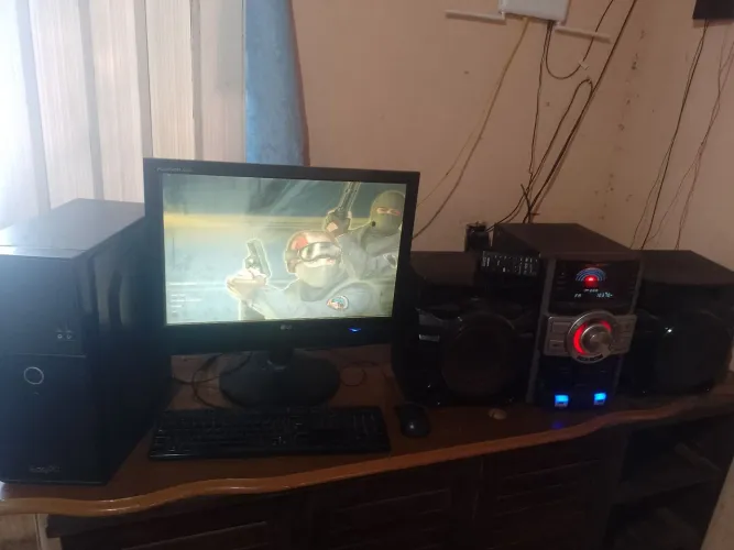 500 reais tudo.PC com monitor e som já estalado nele .ddr3 .8 GB .pesquisar e jogar