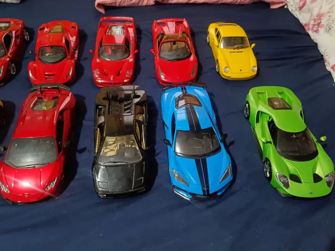 Miniaturas 1.18 promoção de dia das crianças sendo 6 Ferrari,5 Lamborghinis