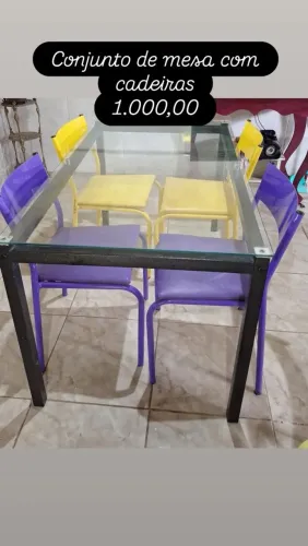 Conjunto de mesa com 4 cadeiras
