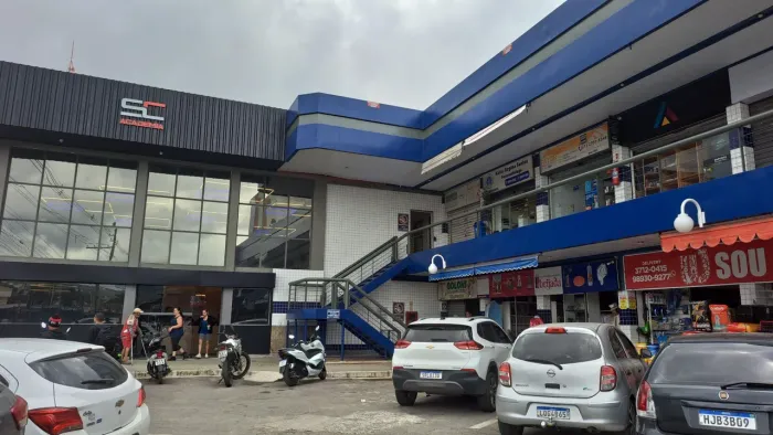 Agora sim, oportunidade! Loja no Via Lagos - Júlia Deberg