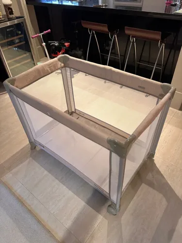 Berço portátil (desmontável) - Semi-novo - Safety 1st, Berço Mini Play, Pop Beige