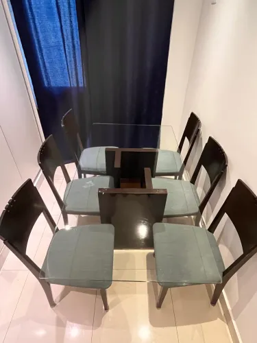 Mesa retangular de vidro com 6 lugares