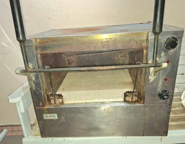 Forno Fritomaq 3000 watts, potente com pedras refratárias novas. 220V. Medidas 65x52x52.