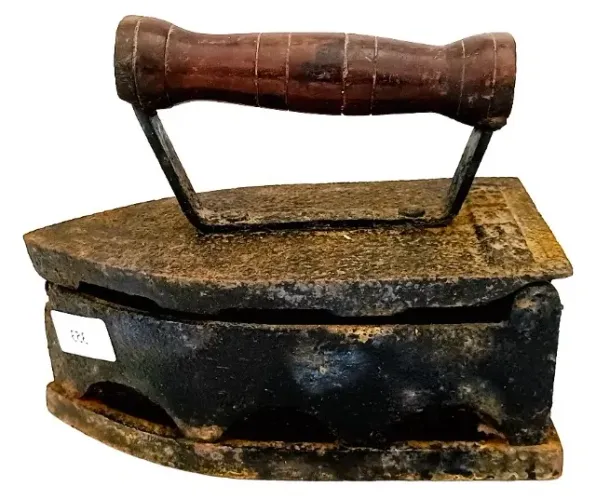 Antigo ferro passar roupas à carvão Maxabomba em ferro madeira década 60/70*