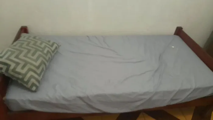 Cama de madeira + colchão com capa