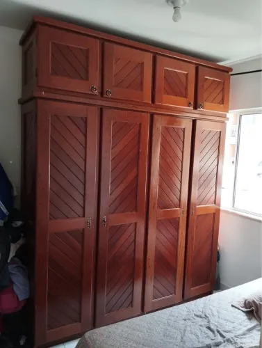 Guarda roupa de madeira
