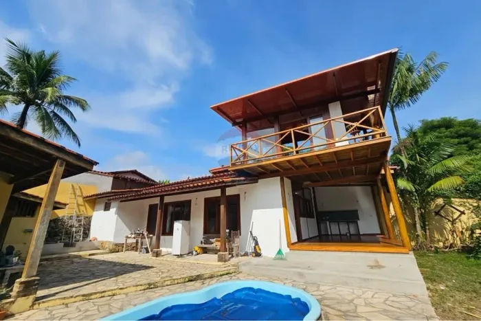 Refúgio Moderno em Cocaia: Casa com Piscina e Jardim