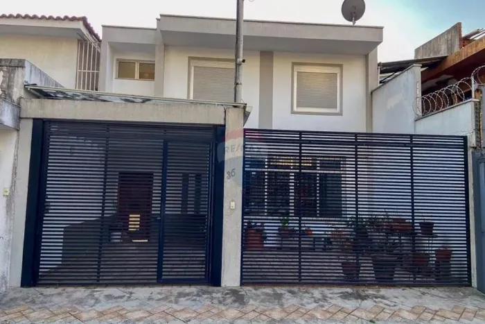 VENDE Casa de Vila em Campo Belo. Um refúgio elegante, com atmosfera acolhedora.