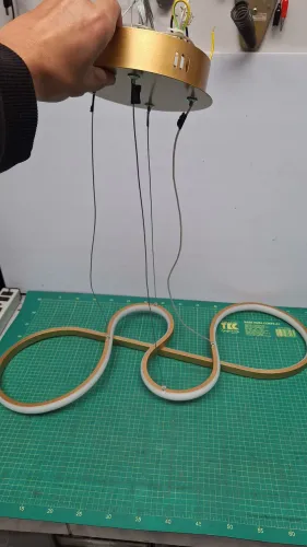 Pendente Luminária Led Strip Infinito 80cm X 35cm 36w 3000k Estrutura Dourado**leia*