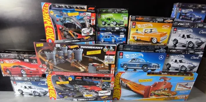 Brinquedos colecionáveis novos.
