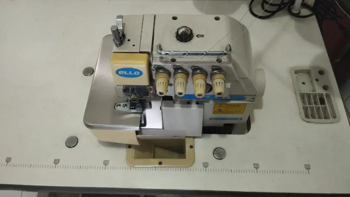 Máquina industrial overloque