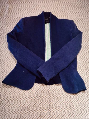 Lote com 50 peças de roupas variadas em ótimo estado de conservação por 100 reais 