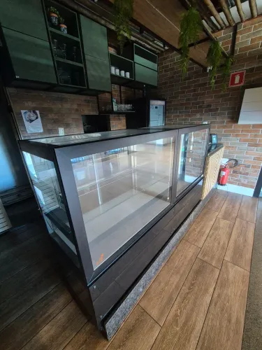 Expositor de Tortas e Salgados Neutro e Refrigerado