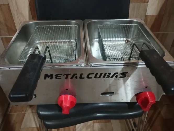 Fritadeira a gás, usada poucas vezes.