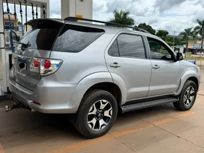 Toyota Hilux SW4 SRV D4-d 4X4 3.0 TDI Dies. AUT 2015
