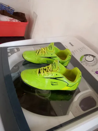 Vendo chuteira tamanho 39 com apenas 1 mês de uso
