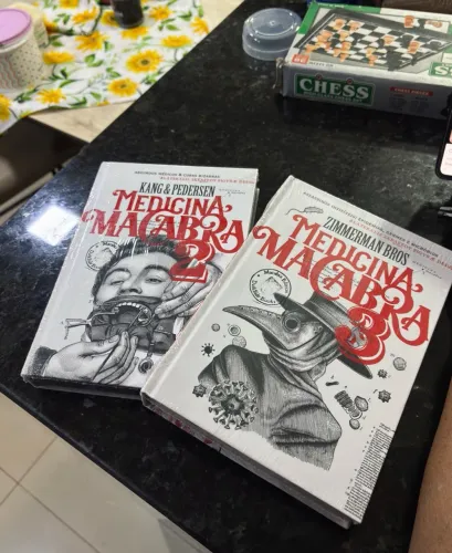 Vendo os volumes 2 e 3 da coleção Medicina Macabra, da DarkSide Books.