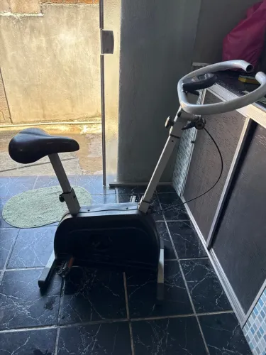 bicicleta ergométrica vertical que se assemelha a modelos residenciais Dream Fitness