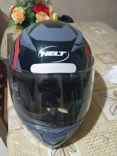 Vendo capacete semi novo Robocop Helt