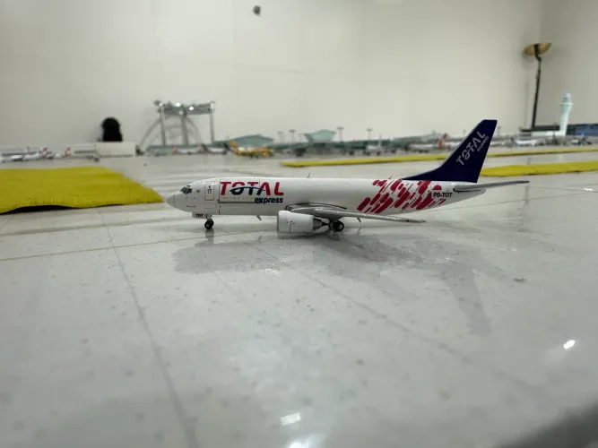 Muniatura Total Express Boeing 737-300 CUSTOMIZADA