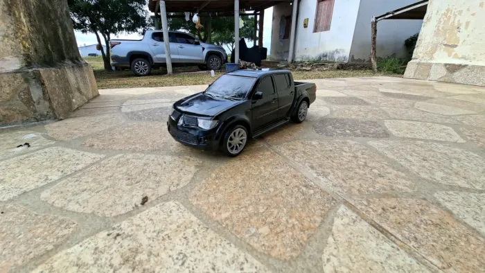 Miniatura L200 Triton Mitsubishi, customizada com preto brilhante