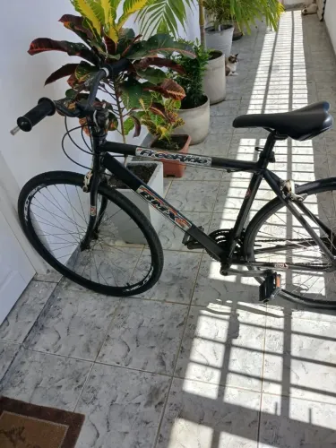Vende-se bicicleta de corrida. Quadro de alumínio ótimo estado, revisada.<br>Preço - 1.200,00