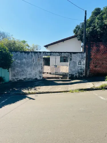 Vende-Se Terreno, todo plano e murado com portão