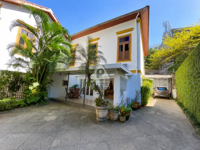 Casa de quatro quartos e duas suítes com 3 vagas de garagem na Gávea disponível para venda