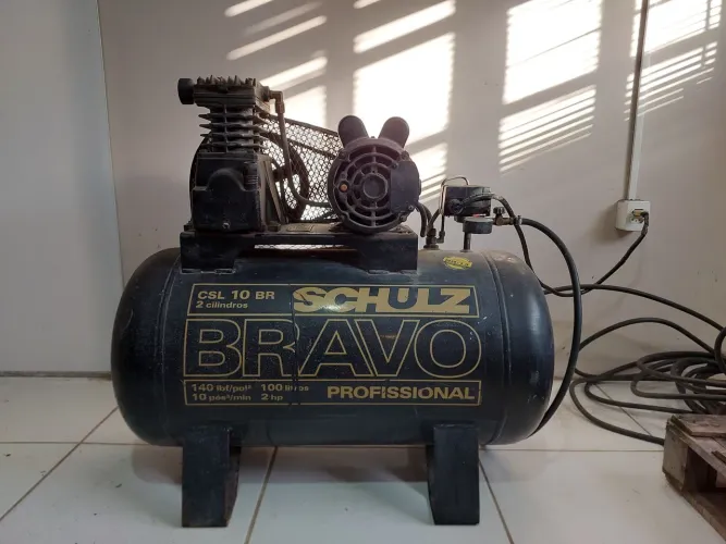 Compressor Schulz Bravo 10 pés. Acompanha 40 mt de mangueira e uma pistola