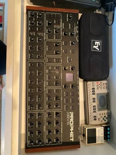 Sintetizador prophet rev2 8 vozes