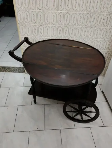 Carrinho de chá antigo de madeira