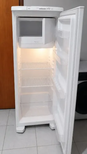   Geladeira Electrolux 240 litros<br>Branca, gelando 100%  <br> R$ 800
