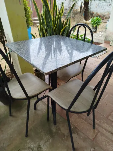 Vendo mesa de mármore com três cadeiras, 250 reais, não entrego. 