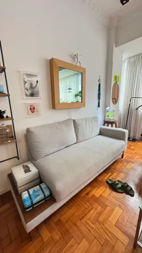 Sofá Moderno 2,10m com mesa lateral em Madeira