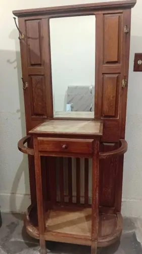 Chapeleira de madeira antiga