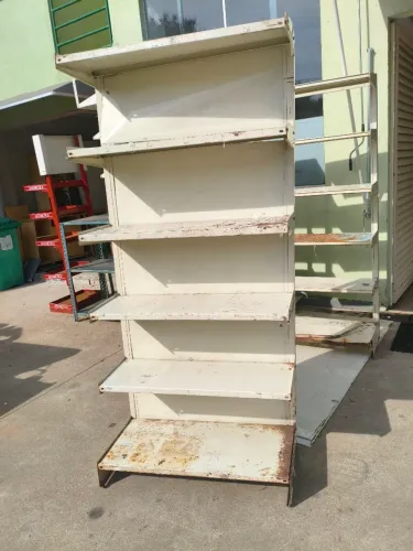 Bazar vende 6 ótimas Prateleiras 89 cada