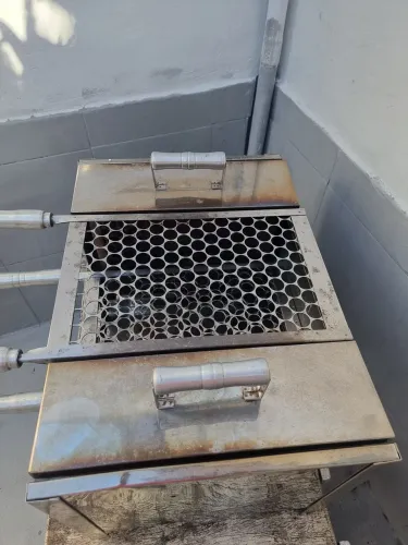 Vendo churrasqueira inox, usada apenas 4 vezes.