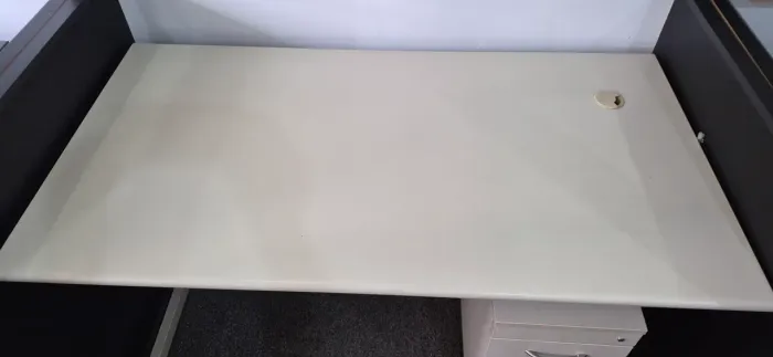 Mesa escritório com gaveteiro solto